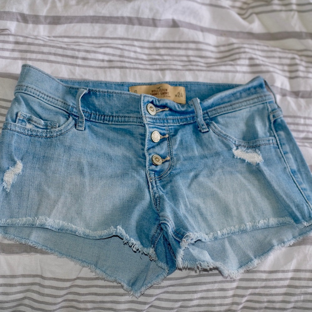 Hollister distressful denim shorts